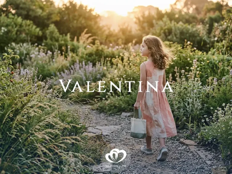 Niña caminando con seguridad en un jardín, como símbolo del significado de Valentina: fuerte y vigorosa.