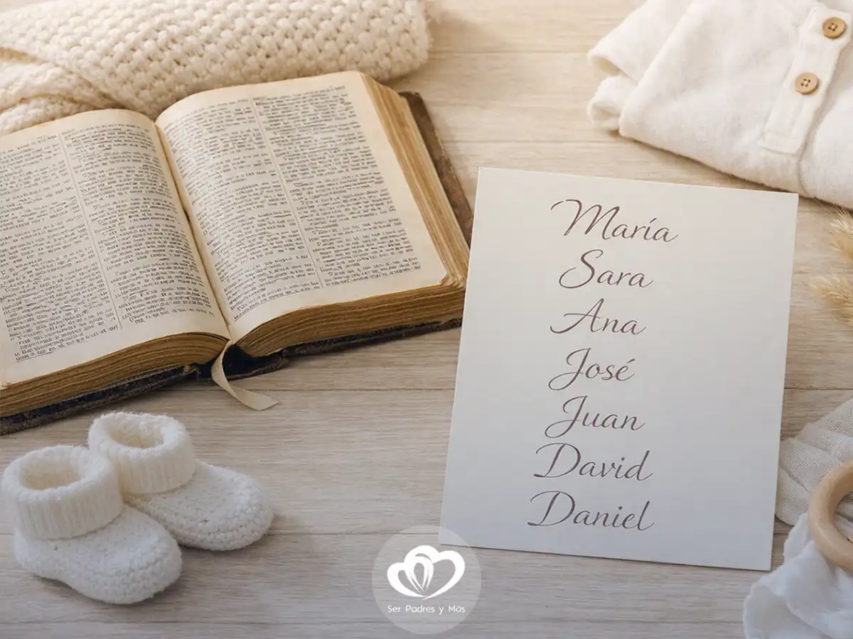 Nombres bíblicos clásicos para bebés junto a una Biblia abierta